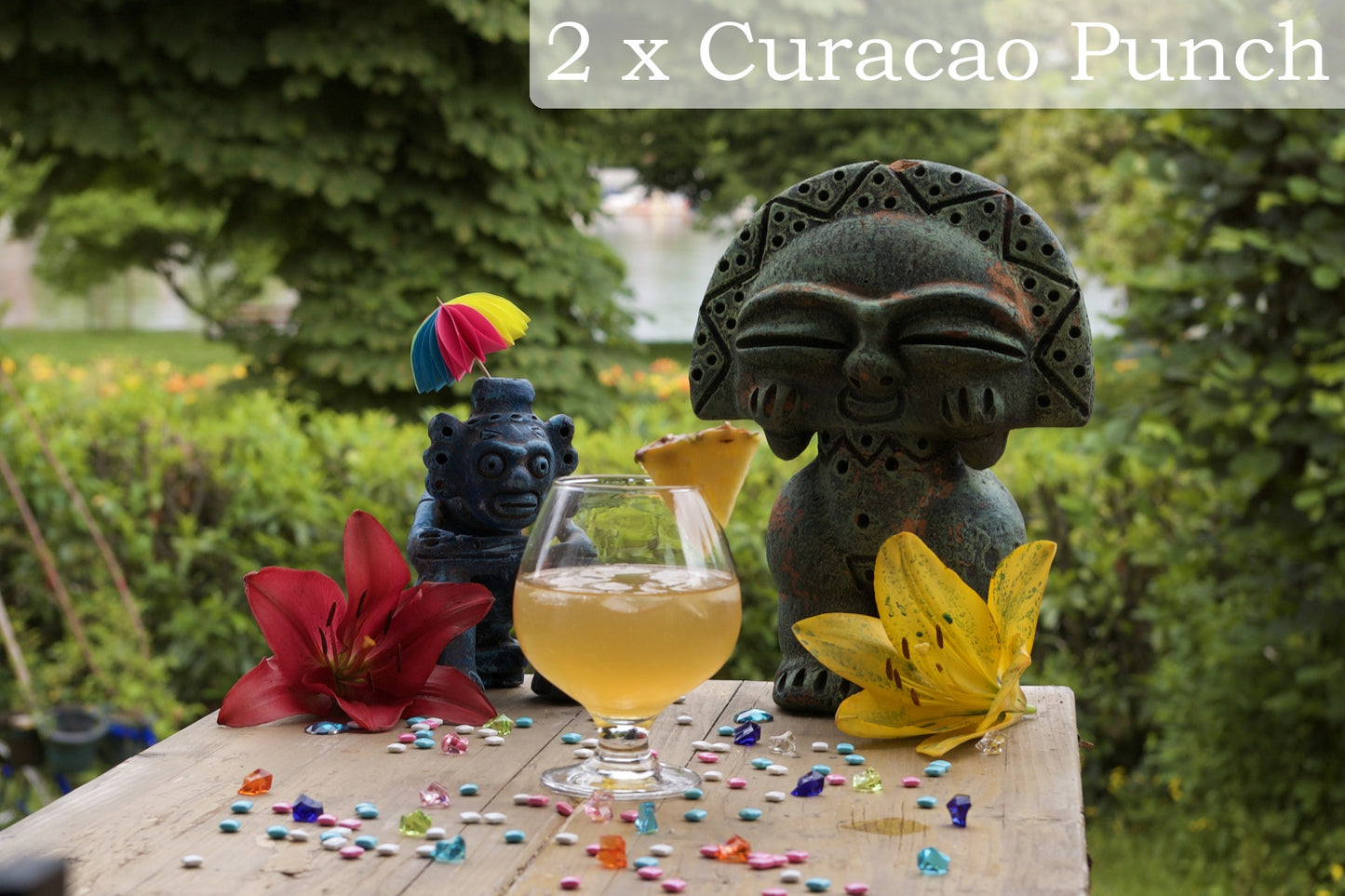 Curacao Punch starker Cocktail mit Süße, Zitrusaroma, dezent bitterem Abgang. Charakteristisch für diesen Cocktail ist die Hauptzutat Curaçao. Hauptzutaten: Triple Sec Orange, Cognac, Rum, Zitronensaft, Zuckersirup, Sodawasser.