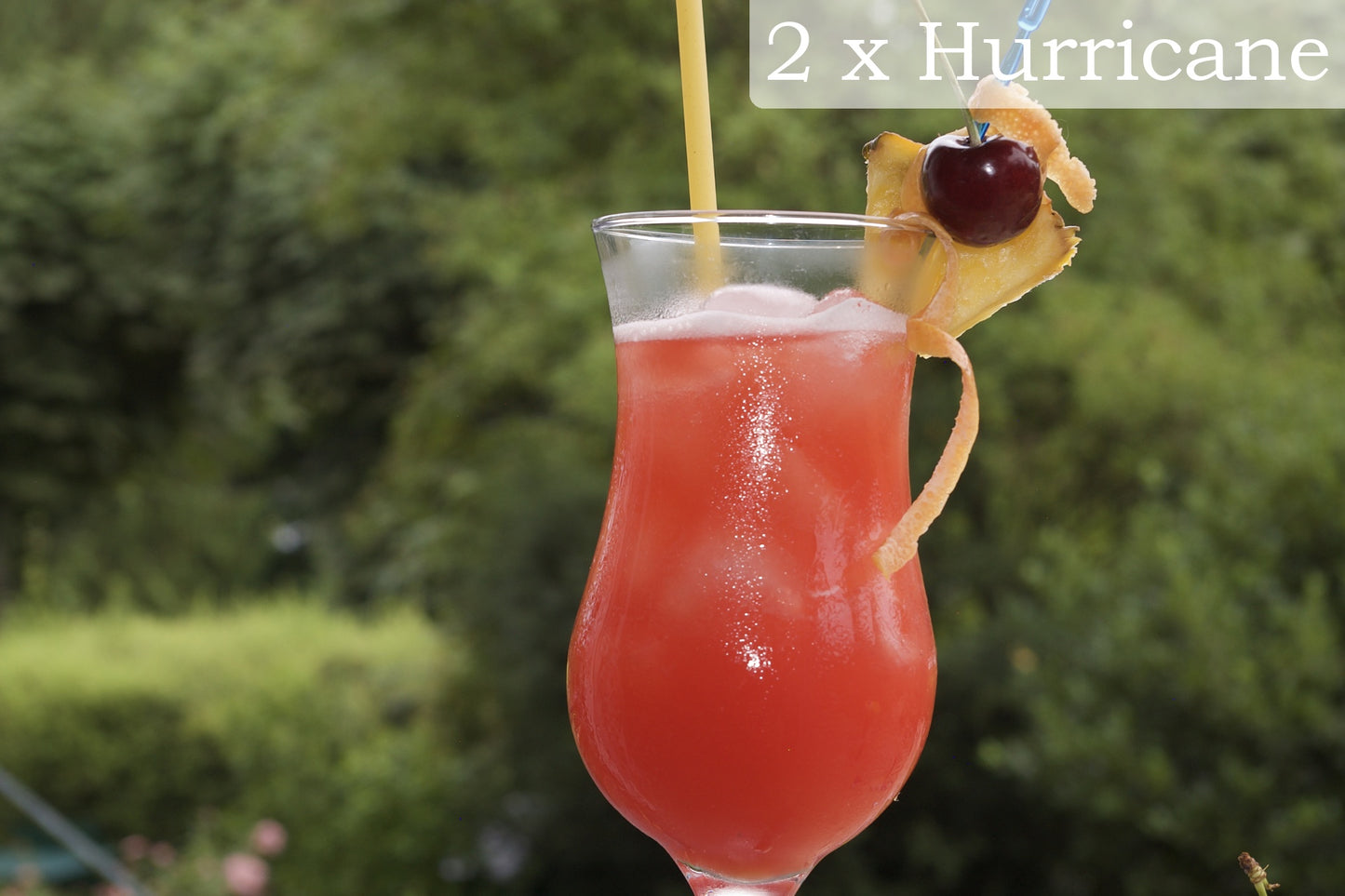 Hurricane Cocktail mit Zutaten und Rezept im Cocktailbox dabei. Ist starker, süßer Cocktail mit hohem Alkoholgehalt, an dessen fröhlichen Geschmack nach tropischen und zitrusartigen Früchten man sich immer wieder gern erinnert. Deutliche Anklänge von Vanille und Passionsfrucht dominieren das Aroma des Drinks. Der lang anhaltende Nachgeschmack enthüllt zusätzlich Beerennoten. Hauptzutaten: Orangensaft, Ananassaft, Gold Rum, weißer Rum, Maracujasirup, Grenadine-Sirup, Limettensaft.