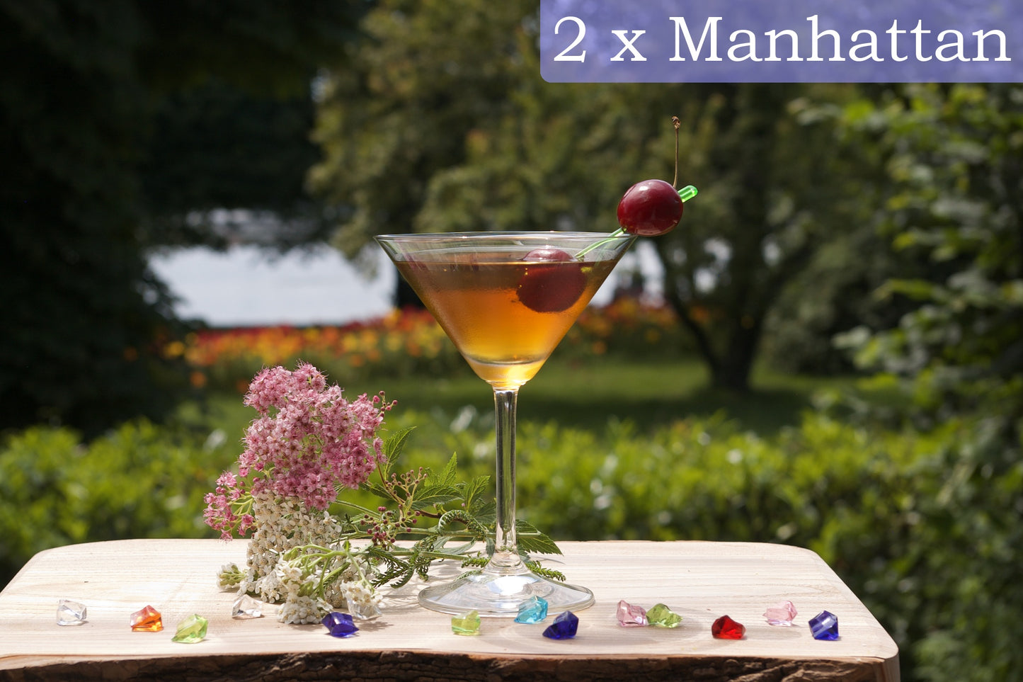 Manhattan starker, alkoholischer Cocktail. Aus Roggen gebrannter Whisky, der durch die bitteren pflanzlichen Noten und die Trockenheit von Wermut und Bitters interessant ergänzt wird. Nahezu keine Süße,  perfekt für alle, die es lieber bitter mögen. Hauptzutaten: Rye Whiskey, Wermut, Orange Bitters.