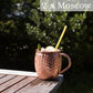 Moscow Mule Cocktail, Moscow Mule Rezept im Cocktail Box, Moscow Mule Zutaten im Cocktail Box, Cocktail mit Ginger Beer. Moscow Mule schwacher alkoholischer Cocktail, spritzig, sehr erfrischend, kühlend. Komplexe Geschmack entsteht aus einzigartiger Verbindung von scharfen, süßen, sauer-fruchtigen, herben Aromen. Durch Ingwer ist Cocktail sowohl perfekte Drink an heißen Tagen sowie ein edler Urlaubspartner. Hauptzutaten: Ginger Beer, Wodka, Limettensaft.