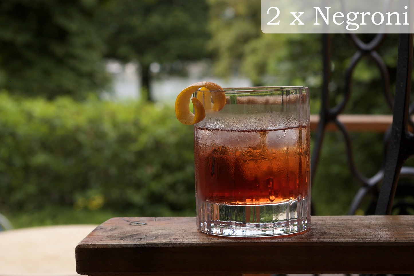 Negroni Cocktails als Geschenk, mit Campari, Gin, Wermut. Negroni ist ein starker Cocktail für alle Fans von Bitter-Getränken. 